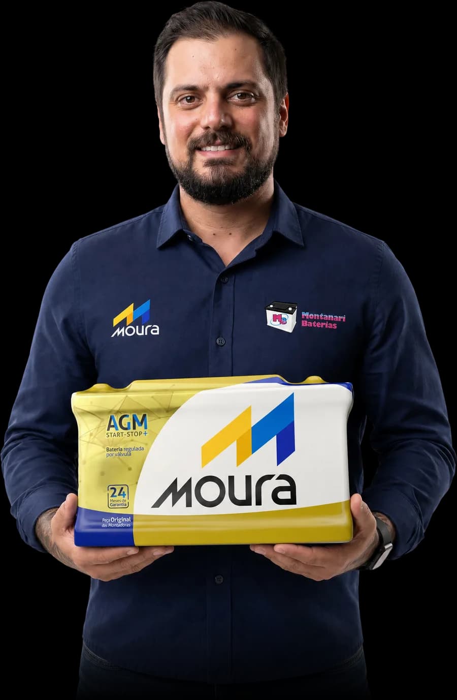 Técnico da Montanari Baterias segurando uma bateria Moura AGM Start-Stop em Patrocínio